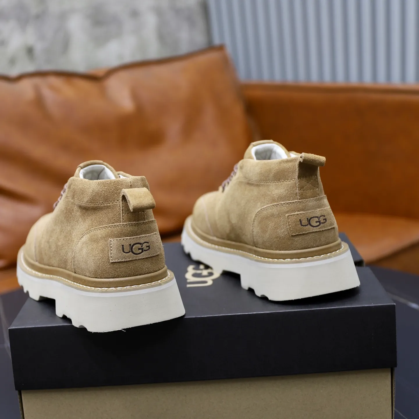 Ex-factory price: 640💰Thick wool imported from Australia Brand: UGG genuine purchasing agent Size: 39-45 Grade: Official website 1:1 Material: First layer of genuine leather waterproof and antifreeze upper Real wool lining Original non-slip soft wear-resistant outsole Style category: Men's casual shoes Trendy style Comfortable on the feet Color: Official website color synchronization